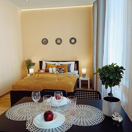 Centrally Located Studio Apartment Riga Exterior foto