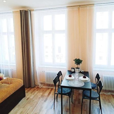 Centrally Located Studio Apartment Riga Exterior foto