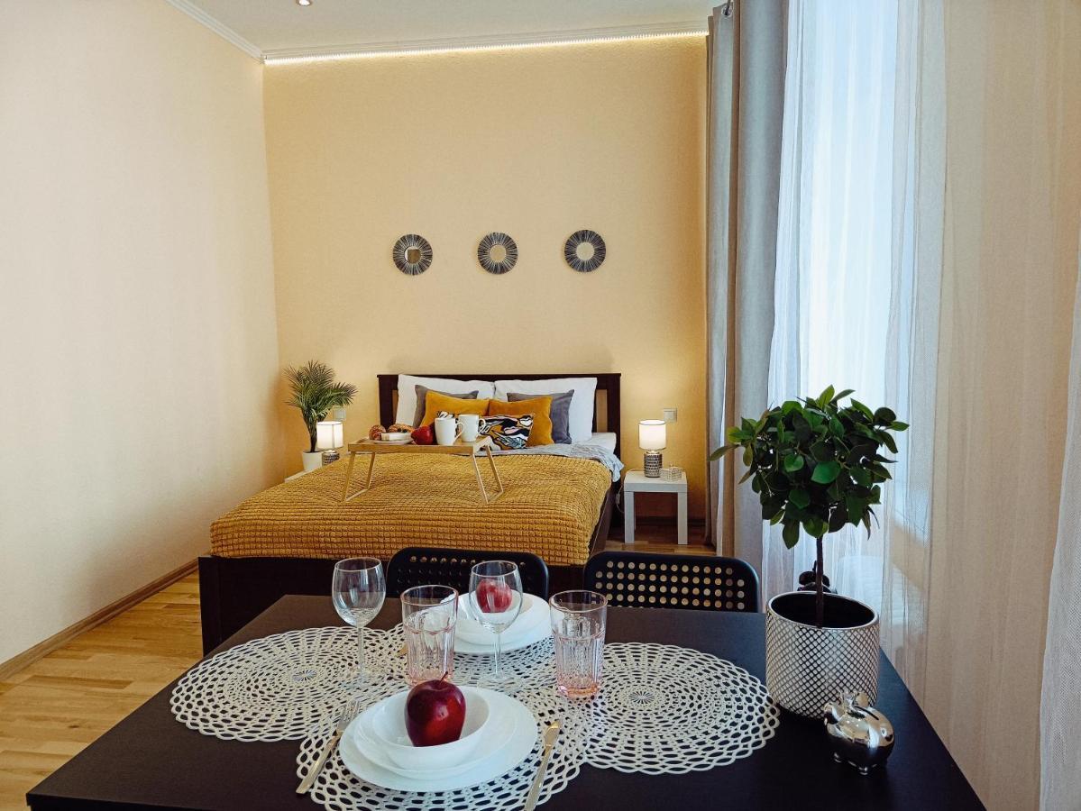 Centrally Located Studio Apartment Riga Exterior foto