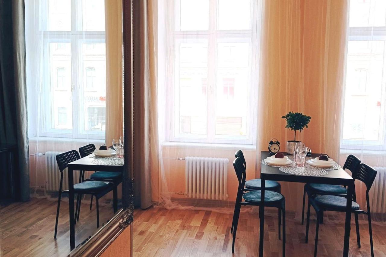 Centrally Located Studio Apartment Riga Exterior foto