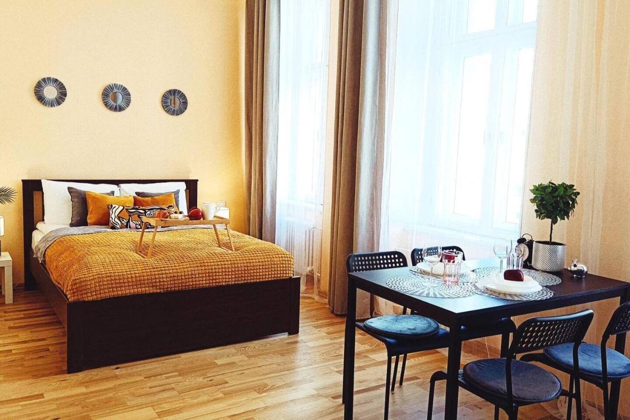 Centrally Located Studio Apartment Riga Exterior foto