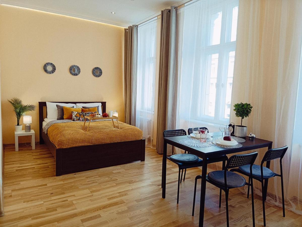 Centrally Located Studio Apartment Riga Exterior foto