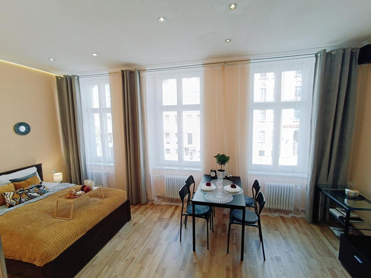 Centrally Located Studio Apartment Riga Exterior foto