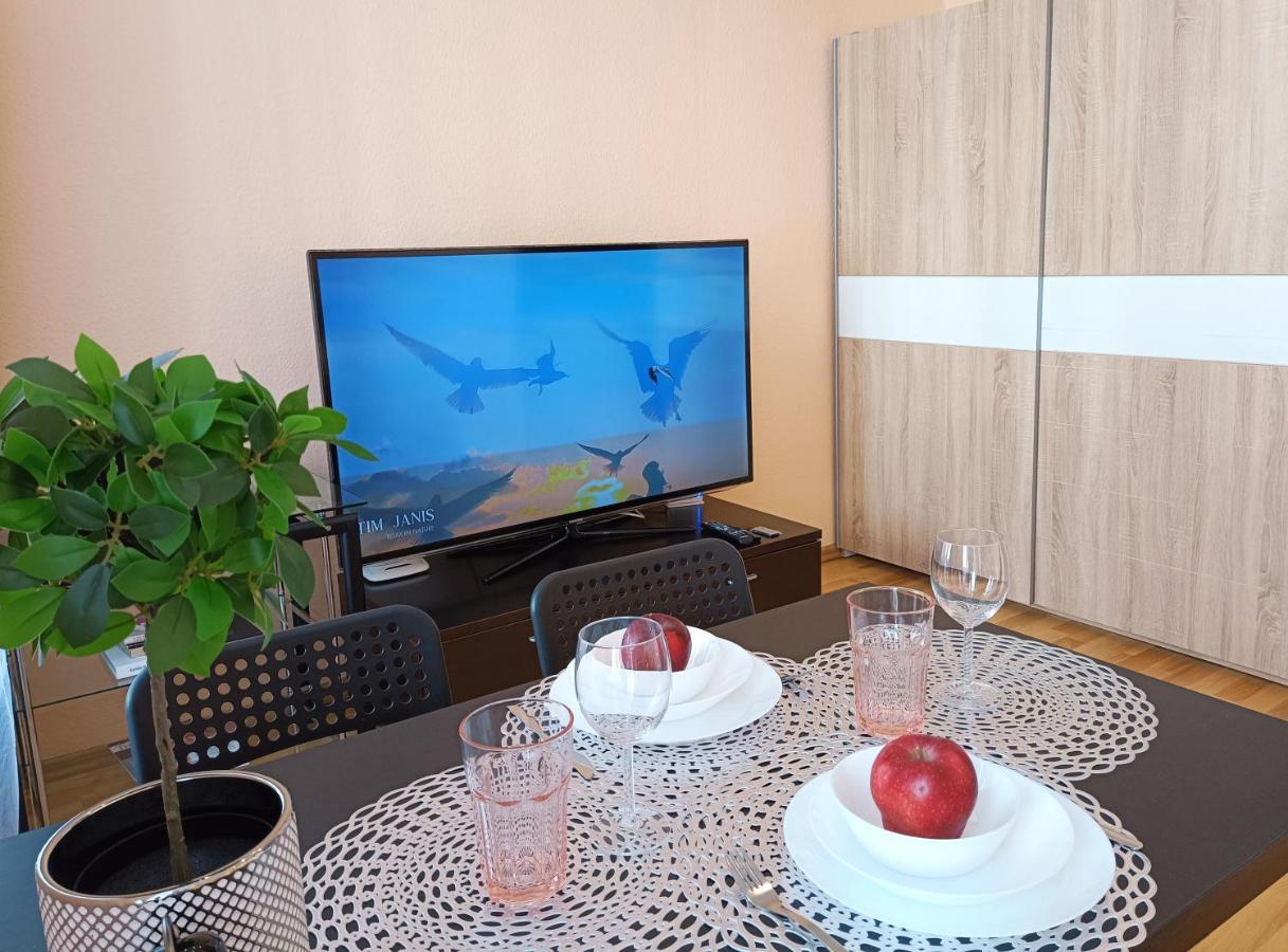 Centrally Located Studio Apartment Riga Exterior foto