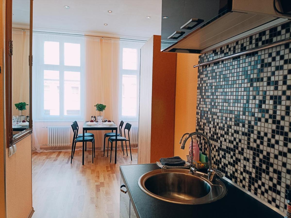 Centrally Located Studio Apartment Riga Exterior foto